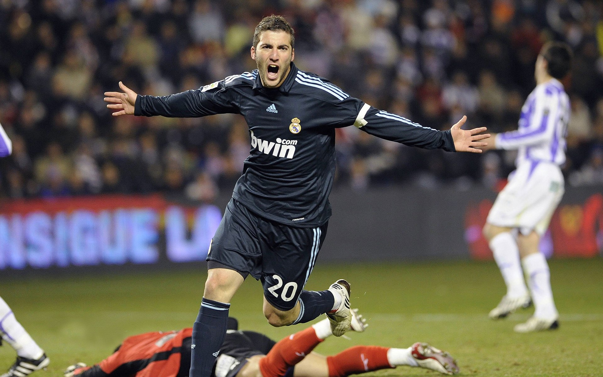 传奇足球巨星对决：全球体坛焦点，足球巨星传奇在线游戏